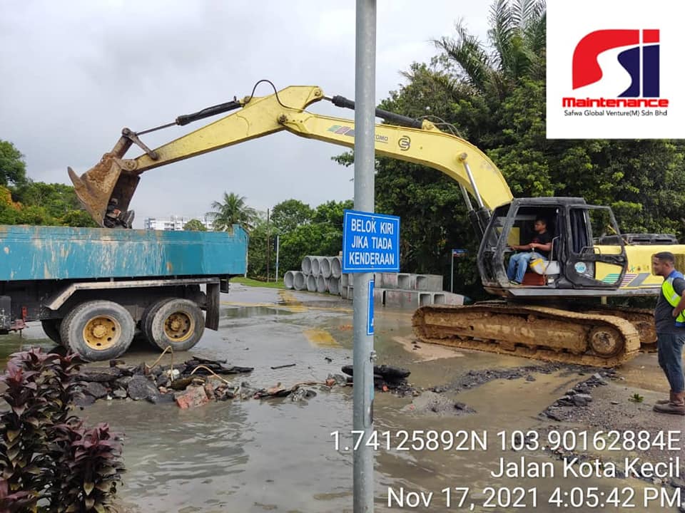 KERJAKERJA PEMBAIKAN DI KAWASAN PARIT TERSUMBAT DIPERSIMPANGAN JALAN